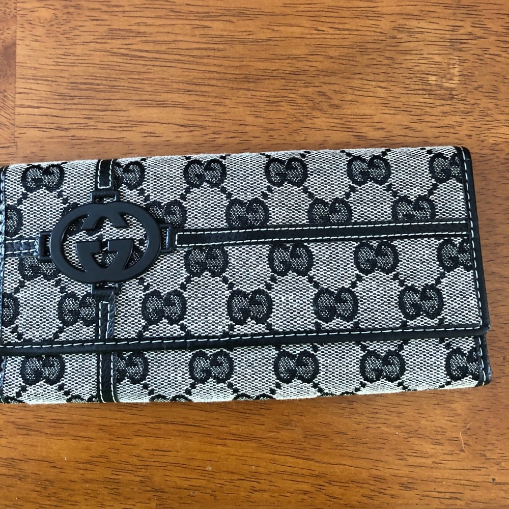 Fake Gucci wallet